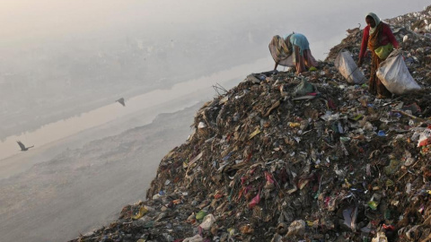 Ragpickers.- REUTERS.