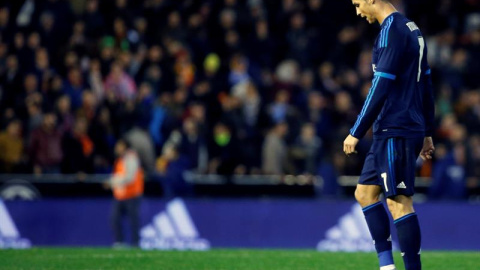 Cristiano Rolando se retira cabizbajo tras finalizar el partido ante el Valencia. EFE/Juan Carlos Cárdenas Cristiano Rolando se retira cabizbajo tras finalizar el partido ante el Valencia. EFE/Juan Carlos Cárdenas
