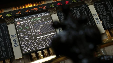 Las Bolsas chinas han cerrado prematuramente por la nueva normativa que obliga a suspender su actividad en caso de que las caídas superen el umbral del 7%.- EFE Las Bolsas chinas han cerrado prematuramente por la nueva normativa que obliga a suspender su actividad en caso de que las caídas superen el umbral del 7%.- EFE