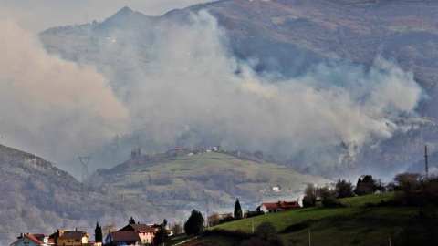 La mejora de las condiciones meteorológicas favorecen el control de los focos en Asturias. EFE/Alberto Morante La mejora de las condiciones meteorológicas favorecen el control de los focos en Asturias. EFE/Alberto Morante