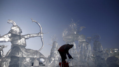Un trabajador talla una escultura durante el Festival Internacional de hielo y nieve de Harbin, en la provincia de Heilongjiang, en China. REUTERS/Aly Song