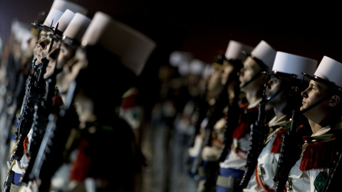 Miembros de la 13ª Semibrigada de la Legión Extranjera de pie durante una visita del ministro de Defensa de Francia a la base militar de la Legión Extranjera francesa, en los Emiratos Árabes Unidos. REUTERS / Kenzo Tribouillard