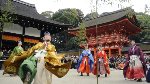 Jugadores visten trajes tradicionales mientras participan en un antiguo juego de pelota llamado 'Kemari', como parte de la celebración de año nuevo, en el santuario de Shimogamo en Kioto, Japón. REUTERS