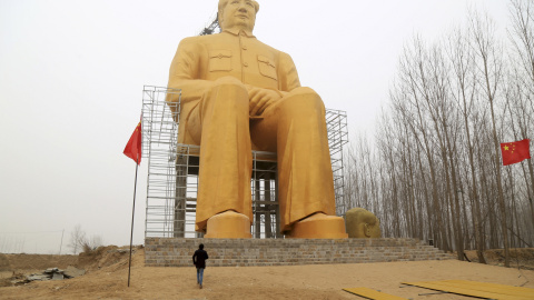 Un hombre mira la estatua gigante del presidente chino Mao Zedong, durante su construcción en un pueblo del condado Tongxu. REUTERS/Stringer