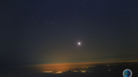 Vista desde el Observatorio del Teide hacia el este. Sobre el horizonte el planeta Venus y, arriba a la izquierda, el cometa Catalina Vista desde el Observatorio del Teide hacia el este. Sobre el horizonte el planeta Venus y, arriba a la izquierda, el cometa Catalina