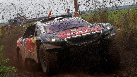 Loeb, durante la segunda etapa del Dakar. EFE/FELIPE TRUEBA Loeb, durante la segunda etapa del Dakar. EFE/FELIPE TRUEBA
