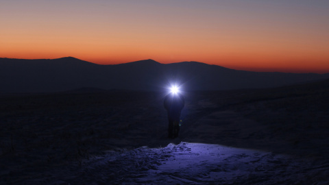 Un hombre camina en la zona de estepa en la región de Jakasia, en Rusia. REUTERS/Ilya Naymushin