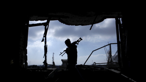Policía afgano inspecciona un edificio tras una operación cerca del consulado indio en Mazar-i-Sharif, Afganistán. REUTERS/Anil Usyan