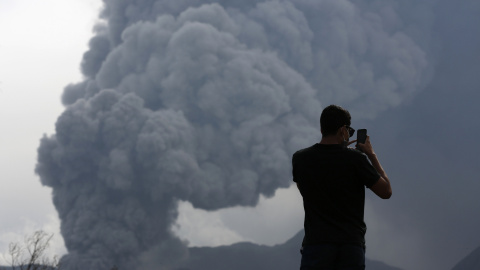 Un turista toma una foto del volcán Monte Bromo en erupción en Ngadisari, al este de Java.  REUTERS/Darren Whiteside