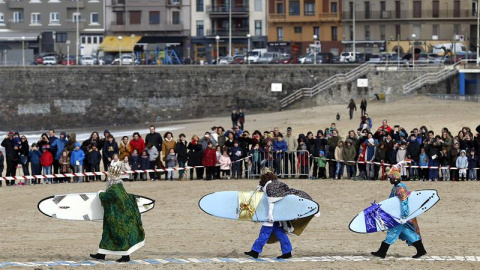 Los Reyes Magos con sendas tablas de surf a su llegada hoy a la donostiarra playa de La Zurriola. EFE/Javier Etxezarreta Los Reyes Magos con sendas tablas de surf a su llegada hoy a la donostiarra playa de La Zurriola. EFE/Javier Etxezarreta