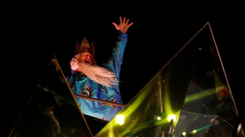 El Rey Melchor saluda durante la cabalgata de los Reyes Magos que ha recorrido hoy el paseo de la Castellana de Madrid. EFE/Juan Carlos Hidalgo El Rey Melchor saluda durante la cabalgata de los Reyes Magos que ha recorrido hoy el paseo de la Castellana de Madrid. EFE/Juan Carlos Hidalgo