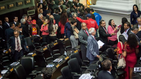 Diputados chavistas se retiran del hemiciclo durante la constitución de la Asamblea Nacional. / EFE Diputados chavistas se retiran del hemiciclo durante la constitución de la Asamblea Nacional. / EFE