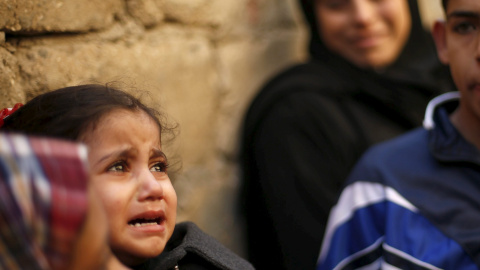 Familiares de Hani Wahdan, palestino de 22 años asesinado por las tropas israelíes durante los enfrentamientos de el viernes, loran durante su funeral en la ciudad de Gaza el 26 de diciembre de 2015. REUTERS / Suhaib Salem