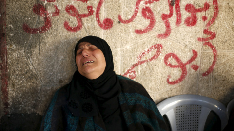 Una familiar de Hani Wahdan, un palestino de 22 años que, según los médicos, fue asesinado por las tropas israelíes durante los enfrentamientos con manifestantes palestinos del viernes, llora durante su funeral en la ciudad de Gaza. 26 de d