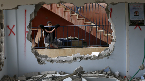 Un familiar de los dueños de una casa destruida por el personal de seguridad israelí al relacionar a la familia con el apuñalamiento de un judío en Jerusalén en octubre. Jerusalén Este, 4 de enero de 2016.- REUTERS / Ammar Awad