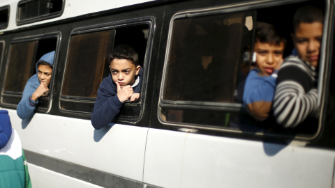 Niños palestinos observan por la ventana del autobús una protesta condenando la muerte de un palestino a manos de tropas egipcias. Al parecer, era un enfermo mental palestino que se metió a través del mar en territorio egipcio, en la ciudad