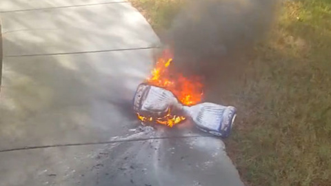 Un 'hooverboard' ardiendo.- Un 'hooverboard' ardiendo.-