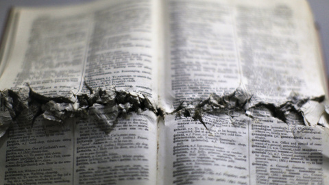 Un libro de uno de los seis sacerdotes jesuitas asesinados durante la guerra civil de El Salvador se exhibe en el Museo de la Universidad Centroamericana en San Salvador. REUTERS/Jose Cabezas