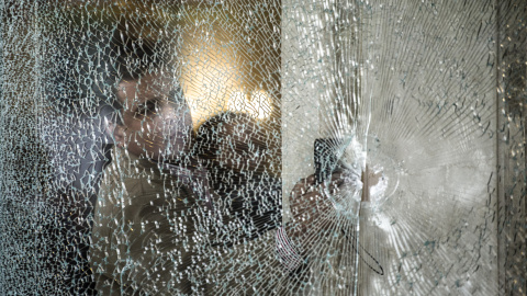 Un experto forense egipcio inspecciona una ventana tras el ataque junto a un hotel en el distrito de al-Haram de El Cairo. AFP PHOTO/KHALED DESOUKI