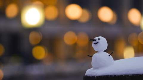 Pequeño muñeco de nieve en la plaza Gendarmenmarkt tras una nevada en Berlín. REUTERS / Hannibal Hanschke
