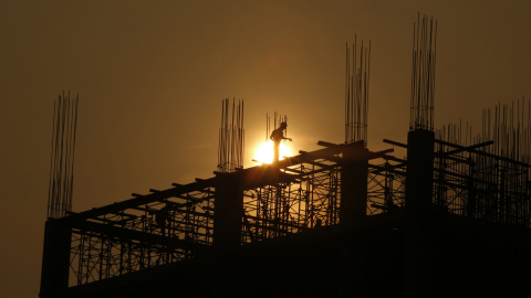 Un hombre trabaja en la construcción de un hotel en Hanoi, Vietnam. REUTERS/Kham