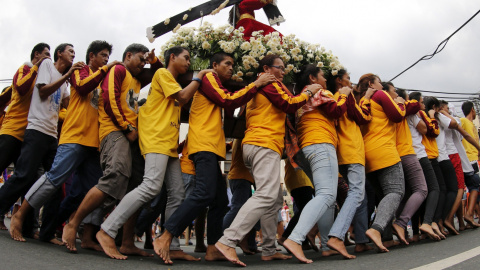 Filipinos portan a hombros una réplica del Cristo del Nazareno Negro durante los preparativos para la procesión del Nazareno Negro, en Manila, Filipinas. EFE/Francis R. Malasig