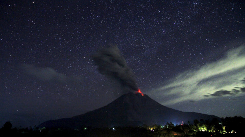 El volcán Monte Sinabung arroja lava y cenizas durante una erupción al norte de Sumatra, en Indonesia. REUTERS/Rony Muharrman