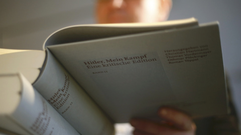 El dueño de una tienda de libros sositiene un ejemplar del libro 'Hitler, Mein Kampf una edición crítica' en Munich. REUTERS/Michael Dalder