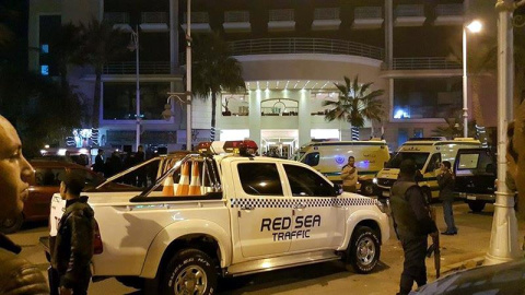 La Policía, a las afueras del hotel donde se ha producido el ataque. EFE La Policía, a las afueras del hotel donde se ha producido el ataque. EFE