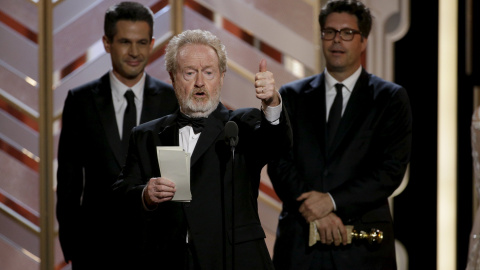 Sale el director Ridley Scott a recoger el premio por la Mejor Película de comedia, "Marte", en la 73ª gala de los Globos de Oro en Beverly Hills, California. REUTERS / Paul Drinkwater