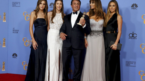 Sylvester Stallone, con su esposa Jennifer Flavin y sus hijas Sistine, Scarlet, y Sophia, posa con su premio a la Mejor Interpretación de un Actor en un Papel Secundario por su papel en "Creed". REUTERS / Lucy Nicholson