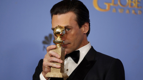 Jon Hamm posa con su premio al Mejor Actor en una Serie dramática de Televisión - por su papel en "Mad Men" - durante la 73ª gala de los Globos de Oro en Beverly Hills , California. REUTERS / Lucy Nicholson