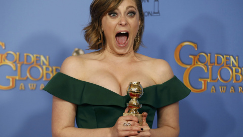 Rachael Bloom posa con su premio por su papel en 'Crazy Ex Girlfriend' en la alfombra roja de la 73ª gala de los Globos de Oro. REUTERS/Lucy Nicholson
