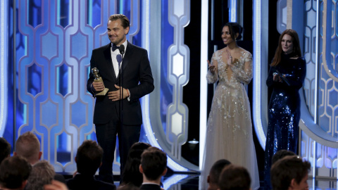 Leonardo DiCaprio recoge su premio al Mejor Actor por su papel en "El renacido", en la 73ª gala de los Globos de Oro en Beverly Hills, California. REUTERS / Paul Drinkwater