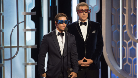 Mark Wahlberg (i) y Will Farrell (d) en el escenario en la 73ª gala de los Globos de Oro en Beverly Hills en Beverly Hills, California. EFE