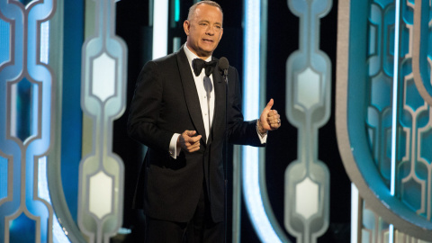 Tom Hanks sale al escenario en la 73ª gala de los Globos de Oro a presentar un premio en Beverly Hills, California./ EFE