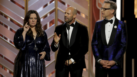 Melissa McCarthy (i) Jason Statham (c) y Paul Feig (d) se ven en el escenario en la 73ª gala de los Premios Globo de Oro en Beverly Hills , California. REUTERS / Paul Drinkwater