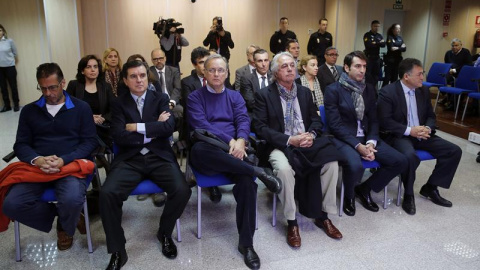 Las dieciocho personas acusadas en el caso Noós, en la sala del juicio del mencionado caso que ha comenzado hoy en la Escuela Balear de la Administración Pública.- EFE