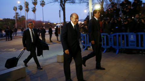 Los abogados de la Infanta Cristina Jesús Silva, Miquel Roca y Jaume Riutord llegan a los tribunales de Palma de Mallorca. REUTERS / Marcelo del Pozo