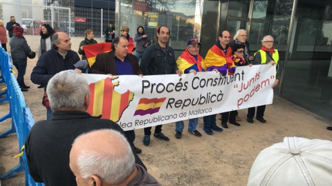 Integrantes de Unidad Cívica por la República, durante una concentración ante la Escuela Balear de la Administración Pública (EBAP), el edificio donde se celebrará el juicio del caso Nóos en el que se sientan en el banquillo de los acusados