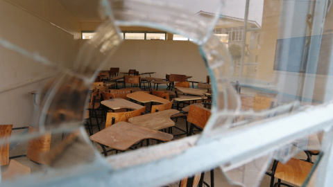 Aula de la Universidad College de Garissa vista a través de una ventana rota durante su reapertura tras el ataque terrorista del pasado mes de abril en Garissa, Kenia. REUTERS/Thomas Mukoya