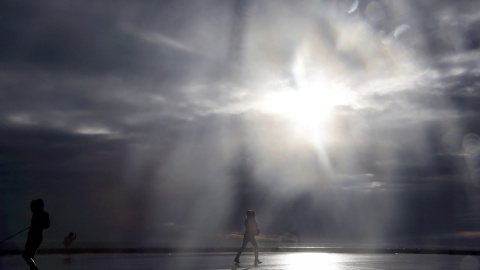 Mujer camina a lo largo del paseo marítimo de Promenade Des Anglais en Niza, Francia. REUTERS/Eric Gaillard