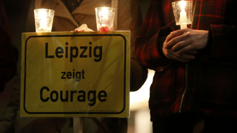 Participantes sostienen velas y una lectura del cartel "Leipzig muestra valentía" durante una protesta contra el movimiento anti-Islam europeo, en Leipzig. REUTERS/Fabrizio Bensch