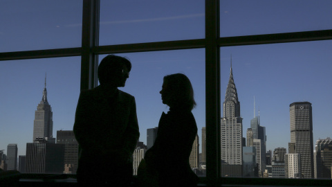 Traductores esperan a la ministra francesa de Ecología, Segolene Royal, y al Secretario General de las Naciones Unidas, Ban Ki-moon, con el Empire State Building y el edificio Chrysler al fondo en Manhattan, Nueva York. REUTERS/Carlo Allegr