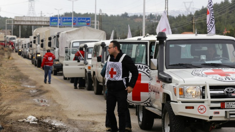 El convoy conjunto de la CICR, la Media Luna Roja y el Programa Mundial de Alimentos de la ONU llegan a Madaya. - AFP El convoy conjunto de la CICR, la Media Luna Roja y el Programa Mundial de Alimentos de la ONU llegan a Madaya. - AFP