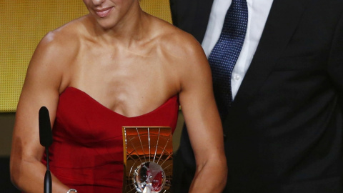 Carli Lloyd al recoger el premio a la mejor jugadora del año. - REUTERS