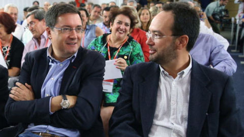Óscar López y Antonio Hernando, durante el comité federal del pasado 5 de septiembre. EFE Óscar López y Antonio Hernando, durante el comité federal del pasado 5 de septiembre. EFE