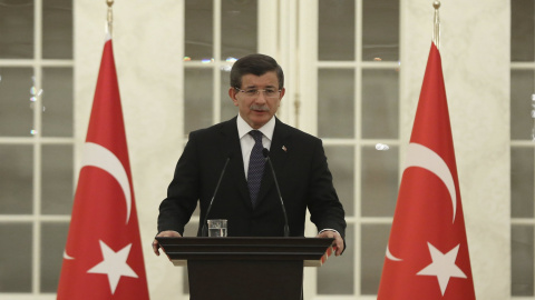 El primer ministro turco, Ahmet Davutoglu, habla en Ankara tras el atentado en el centro turistico de Estambul. REUTERS El primer ministro turco, Ahmet Davutoglu, habla en Ankara tras el atentado en el centro turistico de Estambul. REUTERS