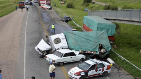 Imagen del accidente que ha tenido lugar este martes en la localidad de Villa Costa Canal. /AFP Imagen del accidente que ha tenido lugar este martes en la localidad de Villa Costa Canal. /AFP