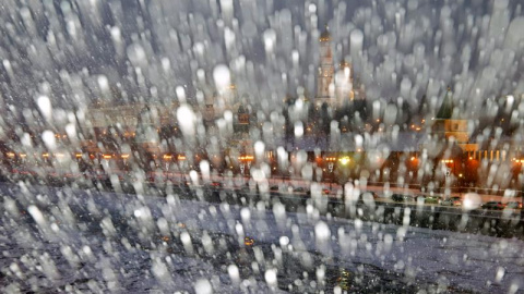 Vista de la fuerte nevada en frente del Kremlin en Moscú. EFE/Yuri Kochetkov